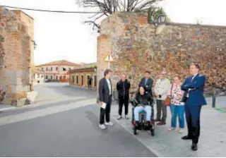  ?? // ABC ?? El alcalde, concejales y vecinso en la zona donde se ha actuado