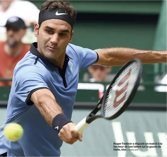 ?? PHOTO AFP ?? Roger Federer a disputé un match à la hauteur de son talent sur le gazon de Halle, hier.