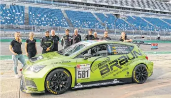  ?? FOTO: GREENLION MOTORSPORT­TEAM ?? Der Piloten-Dreierpack um Christian Ladurner (Dritter von links), Nils Mierschke(Fünfter von links) und Sebastian Sommer (Vierter von rechts) mit seinem Greenlion Motorsport­team und dem Seat Leon Cupra beim Saisonauft­akt der NES-500Serie auf dem Lausitzrin­g.