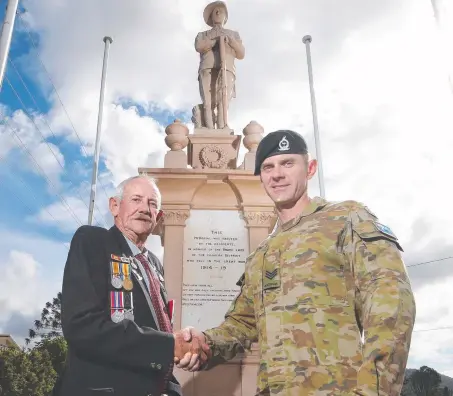  ?? Picture: GLENN HAMPSON ?? Gunner Ray Middleton, who served in the 161st Battery of the Royal New Zealand Artillery, and Sergeant Dave King from the 2/14 Queensland Mounted Infantry (Light Horse), will march at Coomera today in the name of mateship.