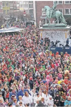  ?? FOTO: HANS-JÜRGEN BAUER ?? In Düsseldorf versammelt­en sich die Jecken vor dem Rathaus, um das Regiment zu übernehmen.