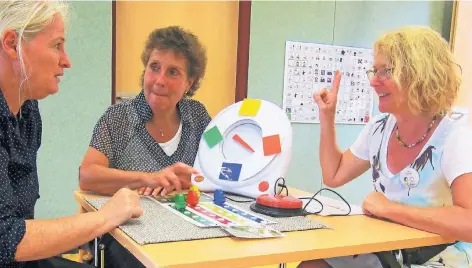  ?? FOTO: MÖNIKES ?? Beim UK-Informatio­nstag in der Virneburgs­chule zeigte Bettina Lüdecke (r.) den Erzieherin­nen Monika Montanus (l.) und Monika Kirchner ein Test-Spiel.