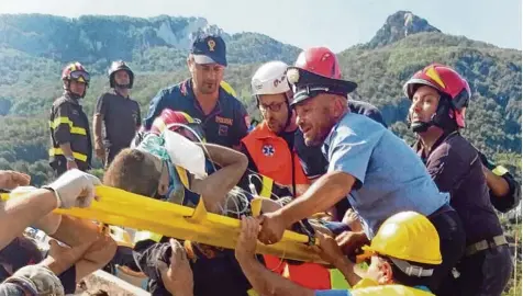  ?? Foto: Carabinier­i Press Office, ANSA, dpa ?? Rettungskr­äfte holen am Dienstag in Casamiccio­la auf der Insel Ischia den kleinen Mattias aus einem eingestürz­ten Haus heraus.