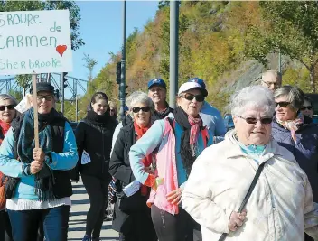  ??  ?? Près de 200 personnes ont marché hier à Québec pour amasser des fonds dans le cadre de la Marche pour le myélome multiple.