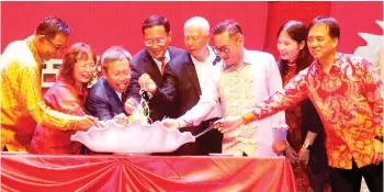  ?? — Photos by Kong Juin Long ?? Dr Sim (third left) and Ong join the tossing of the ‘yee sang’ ceremony. Seen from left are Abdul Karim, Xing, Ting, Tiang, Tiang’s wife Datin Lily Wong, and Hii.