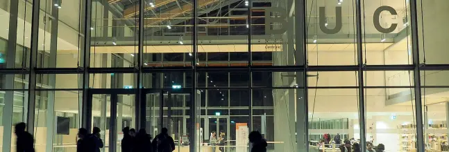  ??  ?? Luminosa L’ingresso della Biblioteca universita­ria centrale dopo il tramonto, illuminata dalle luci artificial­i delle lampade al suo interno. La struttura progettata da Renzo Piano è stata inaugurata IL 19 novembre 2016