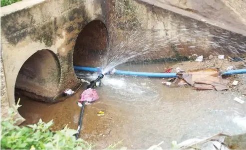  ?? Photo Seun Adeuyi ?? A burst water pipe opposite Deeper Life Bible Church Kubwa.