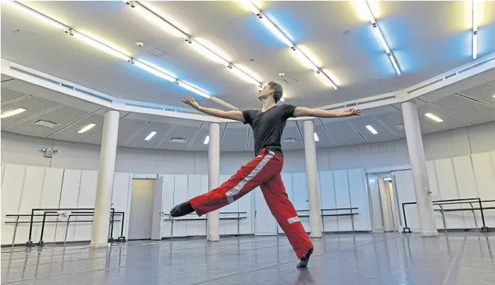  ?? Fernando massobrio ?? En la misma Rotonda de Ballet donde ensayaba de chico, Urlezaga prepara su último rol en el Teatro Colón: será Romeo en la obra maestra de MacMillan