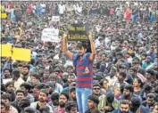 ?? REUTERS ?? A sea of protesters gather on Marina Beach in Chennai on Thursday to demand lifting of the Supreme Court ban on Jallikattu.