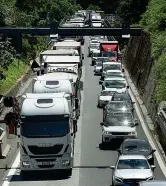  ??  ?? Il caos
Il traffico lungo le autostrade liguri è pesantissi­mo da settimane. Il nodo più critico è quello nel punto in cui si incrociano l’A7 e l’A12