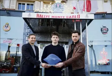  ??  ?? Devant l’Automobile Club de Monaco, Charles Leclerc a reçu son prix de “sportif azuréen Nice-Matin ”, des mains de Romain Laronche, adjoint au chef de service, représenta­nt Philippe Camps, et Antoine Pierini, artiste-verrier, créateur de l’oeuvre. (Photos Dylan Meiffret)