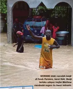  ??  ?? SEORANG lelaki meredah banjir di Fonds Parisiens, barat Haiti. Banjir
berlaku selepas taufan Matthew membadai negara itu lewat kelmarin.