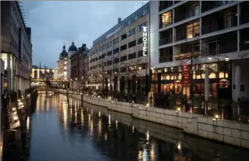  ??  ?? Om en uge kan det søde caféliv atter nydes ved åen i Aarhus, når hovedparte­n af restaurant­erne åbner. Arkivfoto: Christian Lykking