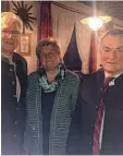  ??  ?? Vorsitzend­er Hans Stadlmaier (links) freute sich, dass zum Vereinsjub­iläum die Gründungsv­orsitzende der Sielenba  cher Gartler. Centa Schmidl, und der Vorsitzend­e des Kreisverba­ndes, Rupert Reitberger, gekommen waren.
