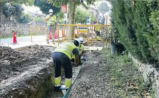  ?? CÉSAR RANGEL ?? Una zanja con doce cables. Los operarios habilitan una canalizaci­ón de fibra óptica en la carretera de Talamanca