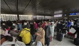  ?? BILD: WAYNE ZHANG ?? Kinas järnvägsst­ationer och flygplatse­r är fullsmocka­de med resenärer som är påväg hem för att fira det kinesiska nyåret med sina familjer.