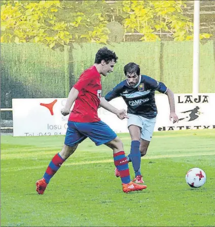  ?? FOTO: MAIALEN ARZALLUZ ?? A por el primer triunfo El Bermeo, en la imagen contra el Anaitasuna, es el único equipo del grupo IV que aún no ha ganado