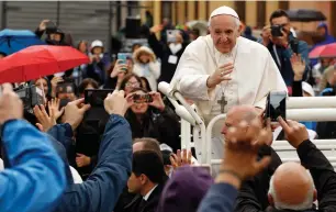  ?? (Alessandro Garofalo/Reuters) ?? POPE FRANCIS WAVES as he leaves after saying Mass in Capri, Italy, yesterday.