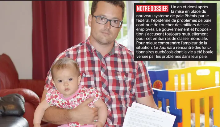  ?? PHOTO BORIS PROULX ?? Le fonctionna­ire fédéral Guillaume Larose tient dans ses bras sa fille Coralie, née en octobre. Depuis l’automne, le jeune père a dû passer une partie de son congé parental dans la paperasse pour tenter de recevoir sa paie, bloquée par un problème lié...