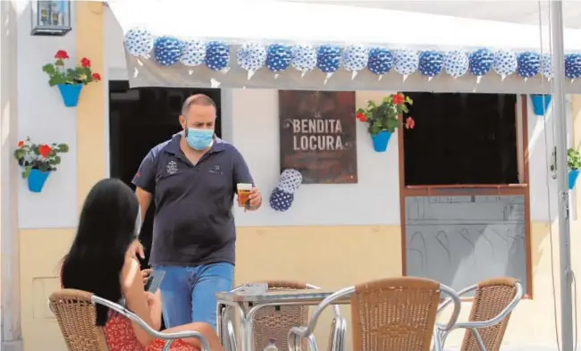  ?? ÁLVARO CARMONA ?? Un céntrico bar de Córdoba adornado con motivos de Feria el pasado mes de mayo