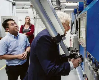  ?? Julian Simmonds/Reuters ?? Boris Johnson em visita ao Fusion Energy Research Centre, em Oxfordshir­e