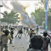  ?? DHEERAJ DHAWAN/HT FILE ?? Demonstrat­ers and police face off during a protest against the CAA ■
and NRC in Lucknow on December 19.