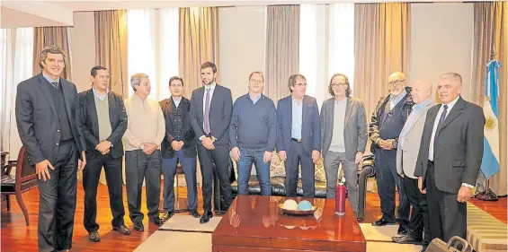  ?? NESTOR GARCÍA ?? Peronismo. Los ministros de Economía provincial­es, en la última reunión que tuvieron en la Casa de la Provincia de Entre Ríos.