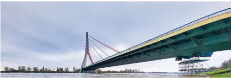  ?? FOTO: CSR ?? Die Fleher Brücke von unten betrachtet. Mittlerwei­le steht fest, dass dieses Stück der A46 über den Rhein neu gebaut werden muss.