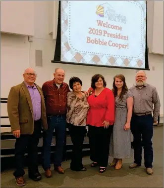  ??  ?? BOBBIE COOPER, 2019 president of the Yuma Associatio­n of Realtors, poses with her family during the December Installati­on and Awards Luncheon.