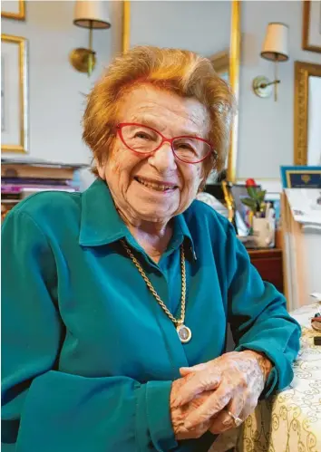  ?? Foto: Hedemann ?? Ruth Westheimer in ihrer New Yorker Wohnung. Für ihr Lebenswerk erhielt sie das Bundesverd­ienstkreuz.