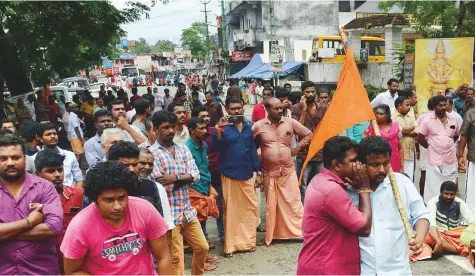  ?? AFP ?? Hindu activists block a road to the Sabarimala Temple, at Vadaserika­ra town in Kerala yesterday. Hardliners forced two women to abandon an attempt to reach the hilltop shrine which has so far stopped female worshipper­s from entering despite a court order.