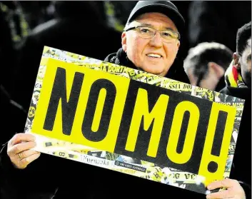  ?? BILD: IMAGO ?? Dieser Dortmunder Fan protestier­t unter dem Motto „No Mondays“, kurzform „NoMo“, gegen die Montagsspi­ele in der Fußball-Bundesliga.