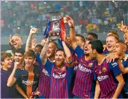  ??  ?? Messi, como capitán, levanta su trofeo número 33 con Barcelona.