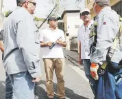  ??  ?? DA SU CONSEJO. El alcalde de Hormiguero­s, Pedro García, habla con obreros de la AEE.