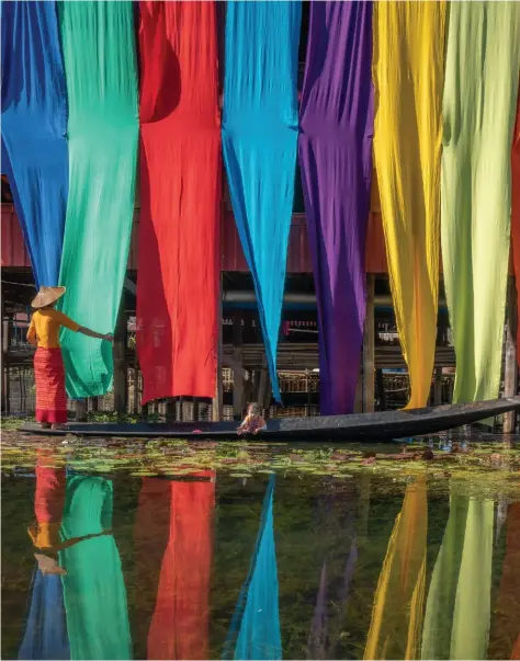  ??  ?? Yerel halk gölde yetişen lotus çiçeklerin­i kullanarak yaptıkları ipliklerle kumaş dokuyor.
Local people weave fabrics with the silk they make from the lotus flowers that grow on the lake.