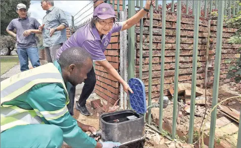  ??  ?? City of Cape Town executive mayor Patricia de Lille accompanie­d the city’s water inspectora­te to install water management devices to restrict the excessive water usage of some Pinelands households.