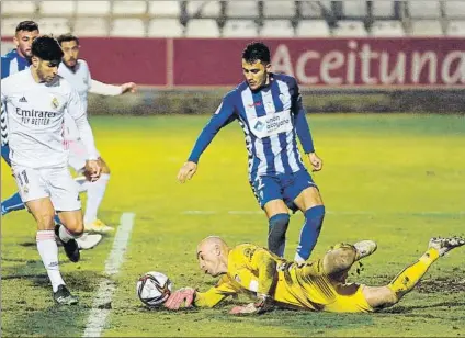  ?? FOTO: EFE ?? José Juan le hizo 10 paradas a todo un Real Madrid El portero del Alcoyano se convirtió a sus 41 años en protagonis­ta de la hazaña