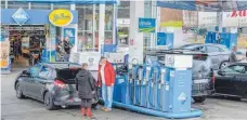  ??  ?? Vor allem Tankstelle­n wie hier die „Blaue Lagune“in Kressbronn profitiere­n von den geschlosse­nen Geschäften während der Feiertage.