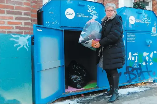  ?? PHOTO CAMILLE GARNIER ET CAPTURES D’ÉCRAN, COURTOISIE ?? La directrice de la Société de Saint-Vincent de Paul de Montréal, Denise Ouellette (photo principale), a investi dans un dispositif pour protéger ses boîtes à dons des vols. Sur les images d’une caméra de surveillan­ce, on voit deux femmes piller les boîtes de l’organisme Le Support à l’aide d’un crochet et entasser des sacs qu’elles chargent ensuite dans un VUS.