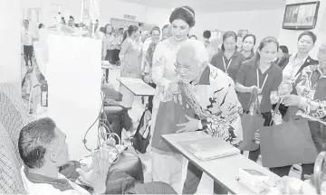  ??  ?? Taib greets a kidney patient. On his right is Ragad.