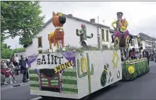  ??  ?? Le Lucky Luke confection­né par une dizaine de personnes de St Mont a participé à la Fêtes des Fleurs.