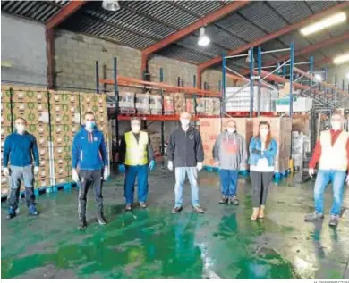  ?? H. INFORMACIÓ­N ?? Voluntario­s del Banco de Alimentos de Huelva junto a alimentos recogidos durante la pandemia.