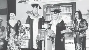  ?? ?? TAHNIAH: Ting (dua kiri) menyampaik­an sijil apresiasi kepada kanak-kanak pada Majlis Apresiasi Tabika KEMAS Parlimen Lanang sesi 2023/2024 di Sibu semalam.