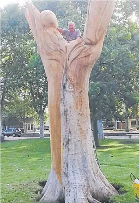  ??  ?? En obra. Desseno en Plaza Olivera, trabajando en “Equidad”. La donará.