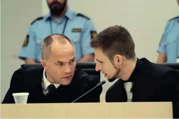 ??  ?? I rettssalen. Noe av det mest forstyrren­de med Anders Behring Breivik var vanlighete­n, mener Anders Danielsen Lie. Den vanlighete­n har han forsøkt å overføre til lerretet, som her med Jon Øigarden, som spiller advokat Geir Lippestad.