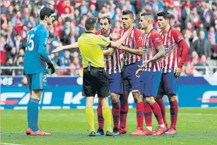  ?? FOTO: EFE ?? Los jugadores del Atlético de Madrid reclaman a Estrada, el colegiado del derbi, una de las jugadas polémicas