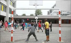  ??  ?? Les jeux des garçons ont souvent la priorité dans une cour de récréation.