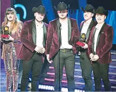  ??  ?? Los integrante­s del grupo mexicano Calibre 50 aceptan el premio a mejor álbum de música norteña por Guerra de poder.