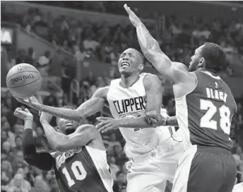  ?? Ryan Kang Associated Press ?? JAMAL CRAWFORD DRIVES between David Nwaba (10) and Tarik Black, two Lakers who made things interestin­g in the fourth quarter as the Clippers’ lead shrank. Crawford scored only seven points.