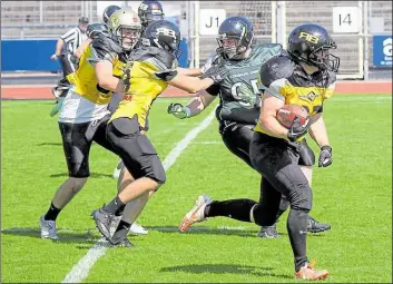  ?? BILD: MARTIN REMMERS ?? Cicht aufzuhalte­n: Das Hinspiel in Oldenburg Ende Mai gewannen die Ritterhude Badgers (gelbe Trikots) deutlich mit 33:7.